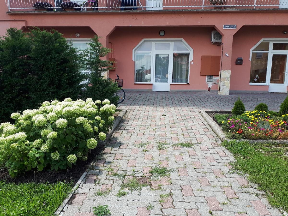 Kertvarosi Apartman II Tiszaújváros エクステリア 写真