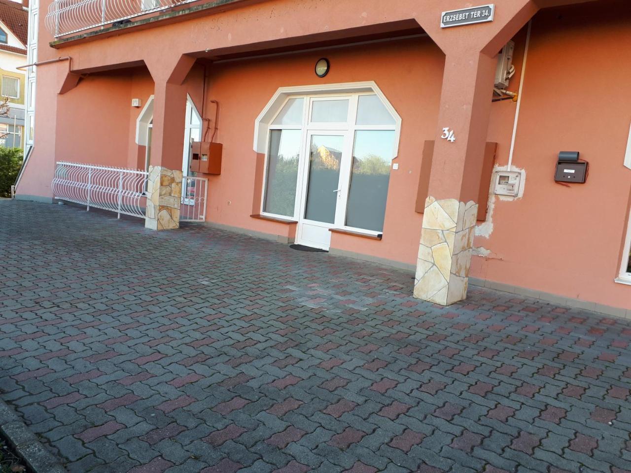 Kertvarosi Apartman II Tiszaújváros エクステリア 写真