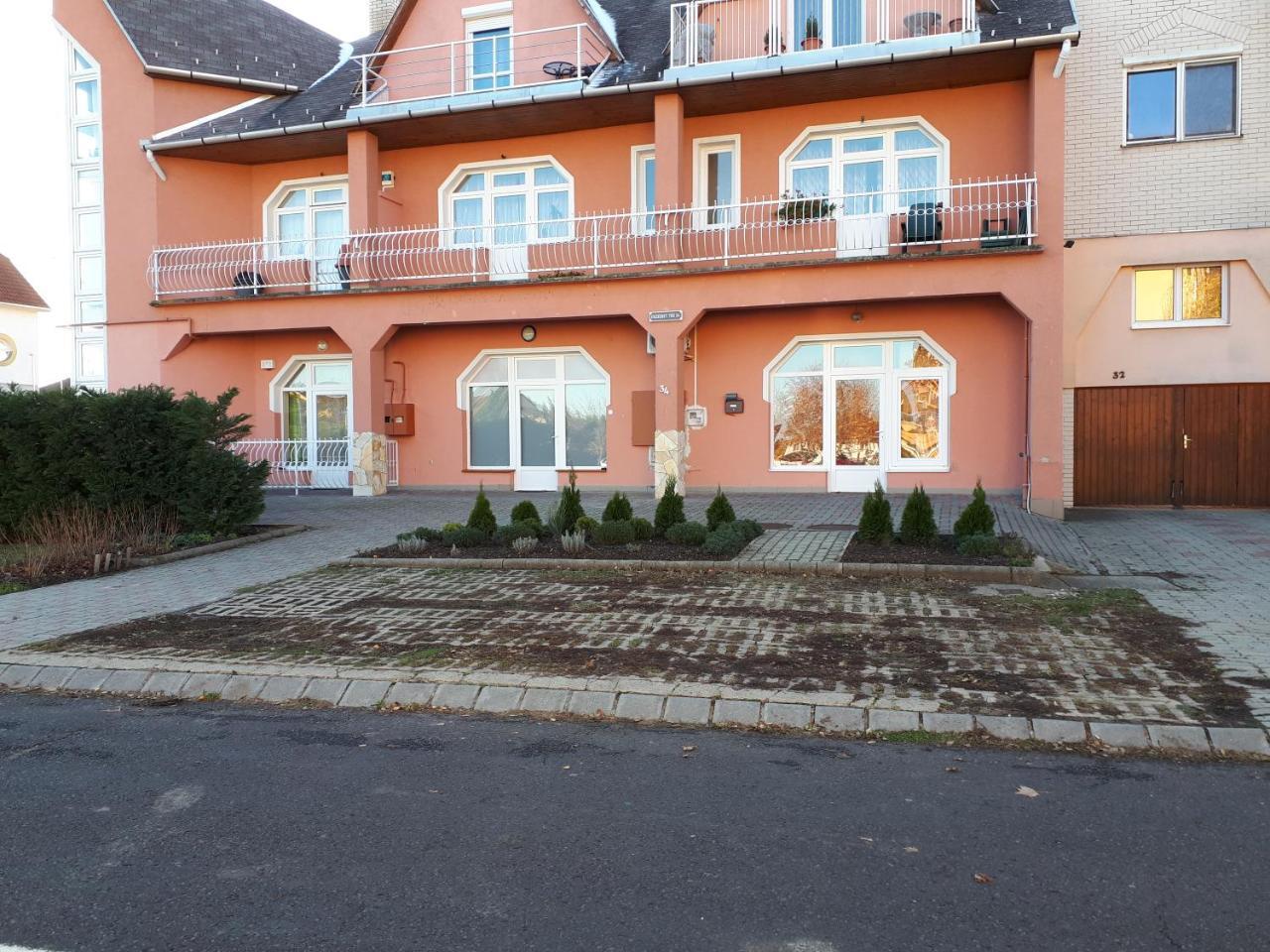 Kertvarosi Apartman II Tiszaújváros エクステリア 写真
